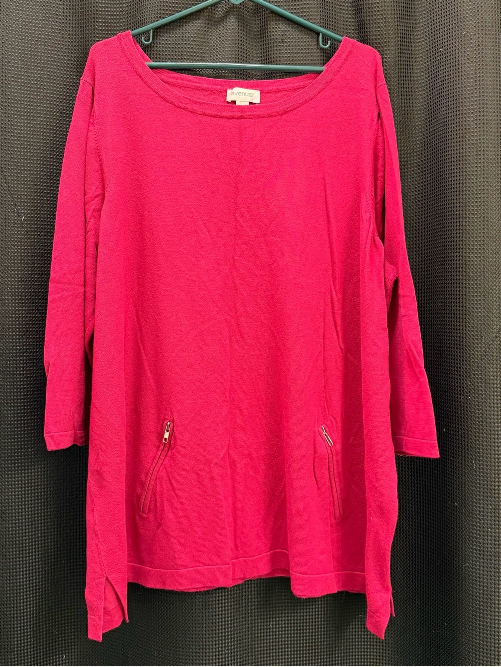 Avenue Fuchsia lightweight Knit Top with zipper pockets size 26/28